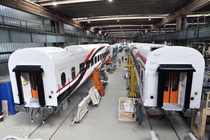 Az egyiptomi nemzeti vasúttársaságnak készülő vasúti személykocsik a Dunakeszi Járműjavítóban, 2021. május 3-án – Fotó: Máthé Zoltán / MTI
