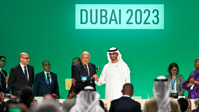 A COP27 elnöke, Számeh Sukri egyiptomi külügyminiszter és a COP28 elnöke Dubajban, 2023. november 30-án – Fotó: Waleed Zein / Anadolu / AFP