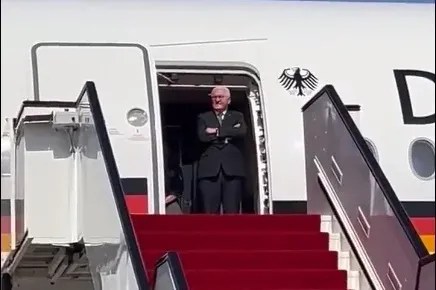 Fél órát várakozott a német elnök a katari reptéren, mire fogadta valaki