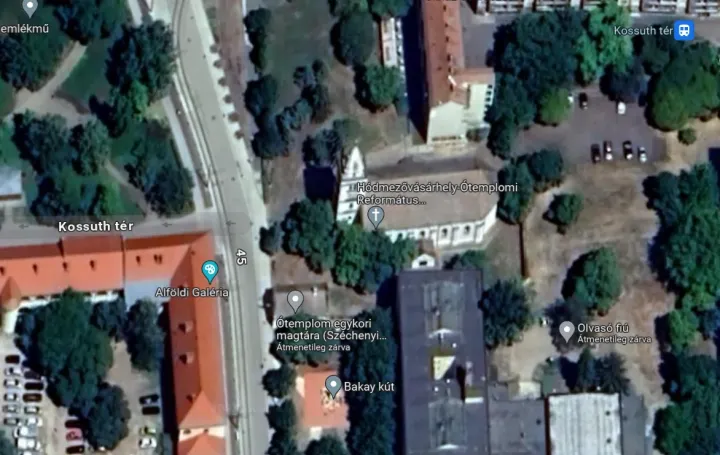 Hódmezővásárhely főterének egy része, középen a református Ótemplom, előtte a Magtár – Fotó: Google Maps 