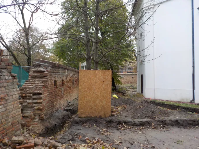 A téglafalat áttörték a templom mellett, ahol folyik a tér felújítása is – Fotó: Móra Ferenc Sándor / Telex