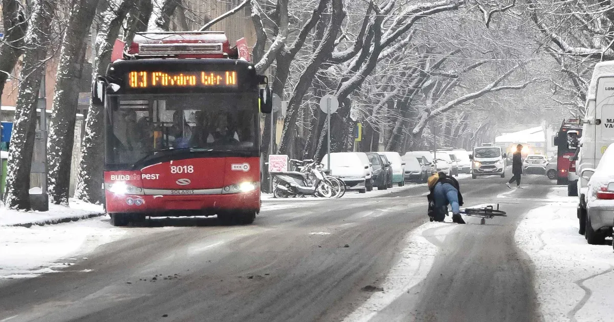 A lehető legtökéletesebb képpel illusztrálta az FKF, hogy nagy erőkkel takarították Budapesten a havat