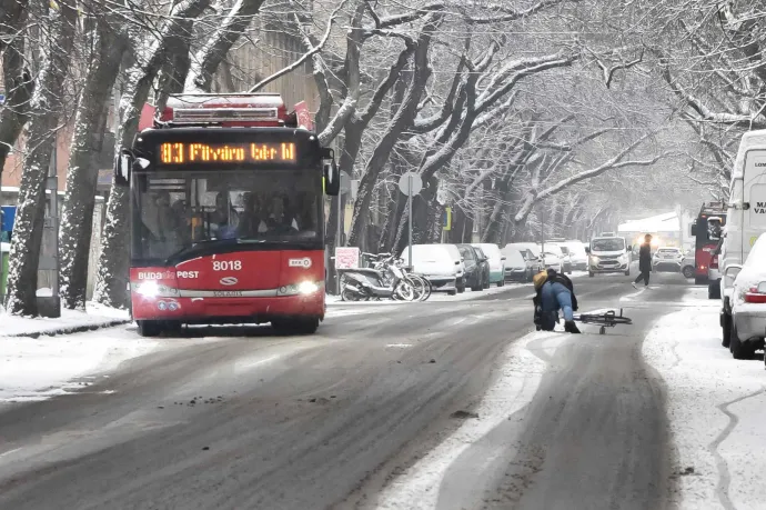A lehető legtökéletesebb képpel illusztrálta az FKF, hogy nagy erőkkel takarították Budapesten a havat
