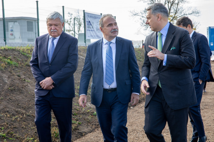 Csányi Sándor OTP-vezér, Nagy István agrárminiszter és Lázár János Magyarországlegnagyobb öntözésfejlesztési beruházásának átadásán, Mezőhegyes 2022 októberében. Fotó: Rosta Tibor/MTI
