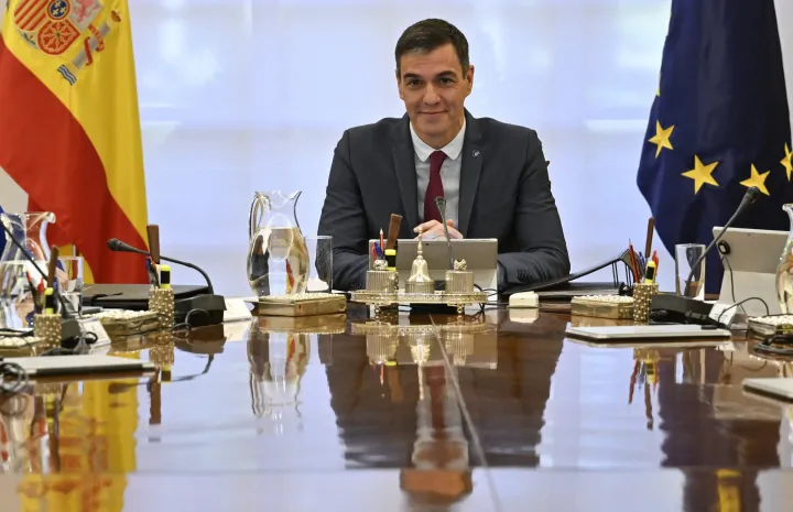 Pedro Sánchez spanyol kormányfő egy kormányülésen – Fotó: Burak Akbulut / 2023 Anadolu / AFP