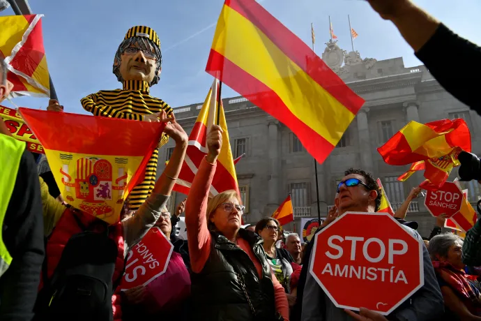 Tüntetők egy Carles Puigdemont katalán vezetőt ábrázoló figurát tartanak a jobboldali ellenzék által a 2017-es katalán függetlenségi kísérletben részt vevő személyek amnesztiája ellen szervezett tüntetésen Barcelonában 2023. november 12-én – Fotó: Pau Barrena / AFP