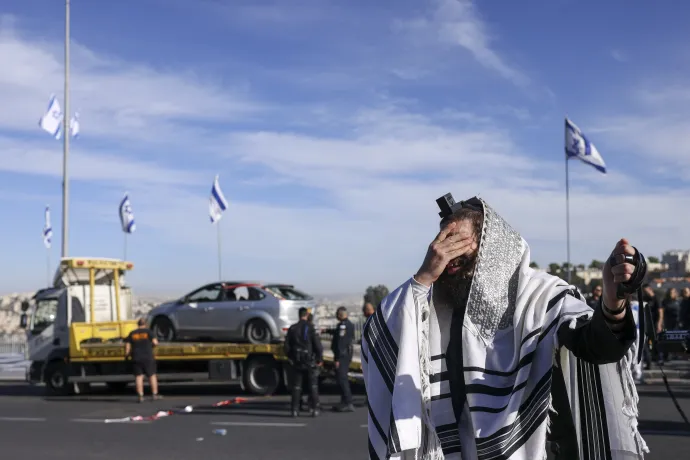 Elszállítják a két támadó által Jeruzsálemben használt járművet 2023. november 30-án – Fotó: Ronaldo Schemidt / AFP