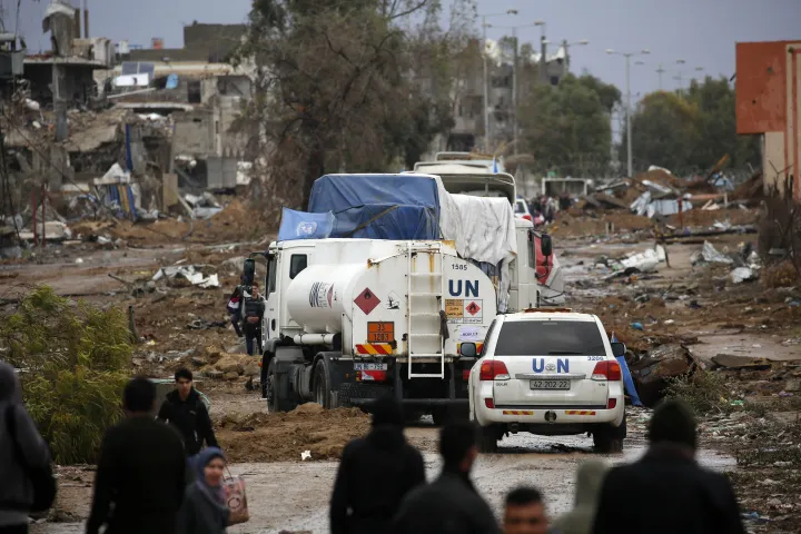 Teherautók érkeznek humanitárius segélyekkel, főzőgázzal és üzemanyaggal megrakodva a Gázai övezetbe az Izrael és a Hamász közötti tűzszünet idején 2023. november 28-án – Fotó: Ashraf Amra / Anadolu / Getty Images