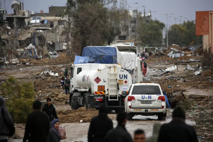 Teherautók érkeznek humanitárius segélyekkel, főzőgázzal és üzemanyaggal megrakodva a Gázai övezetbe az Izrael és a Hamász közötti tűzszünet idején 2023. november 28-án – Fotó: Ashraf Amra / Anadolu / Getty Images