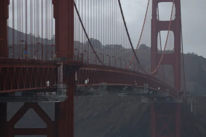 Építési állványzat látható a Golden Gate hídon 2019. december 13-án San Franciscóban, az öngyilkosságot megnehezítő háló telepítését 2023 végéig ígérik – Fotó: Justin Sullivan / Getty Images / AFP
