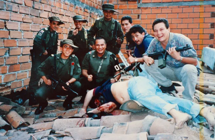 Az Escobaron rajtaütő kommandósok a kokainbáró holttestével egy medellíni háztetőn. – Fotó: Steve Murphy, DEA / Wikimedia Commons