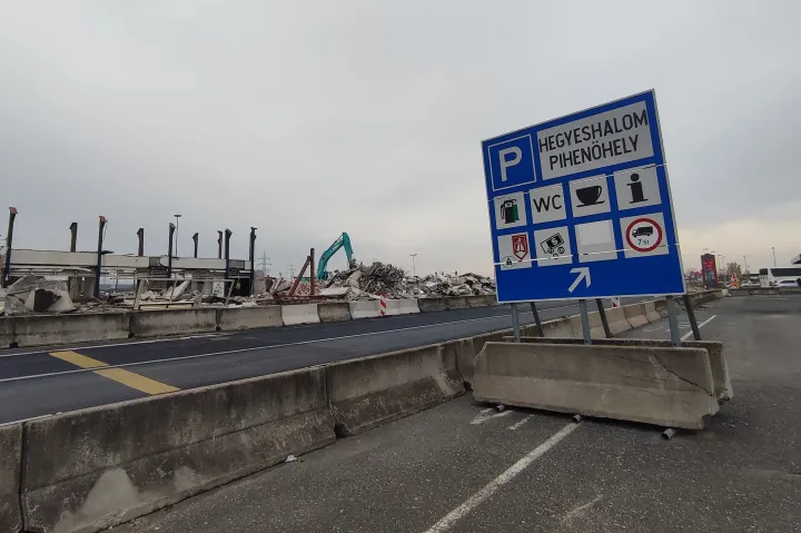 Zúg a betontörő légkalapács, már csak romok maradtak a hegyeshalmi határátkelőből
