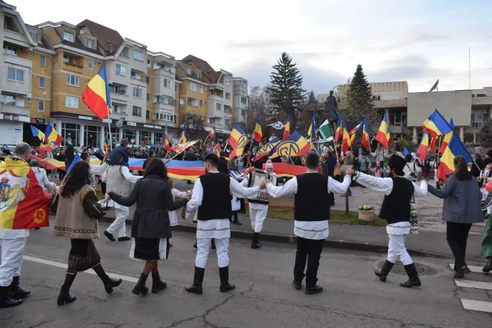 A nacionalista szervezetek hórát járnak a Mihai Viteazul téren – Fotók: Tőkés Hunor / Transtelex