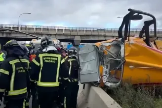 Helikopter zuhant az autópályára Madrid mellett
