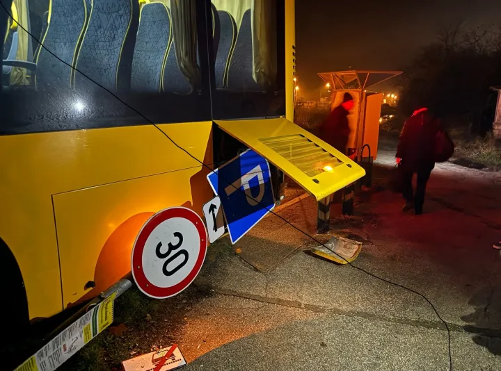 A sérült busz Vértesszőlősön. Fotó: Olvasói fotó