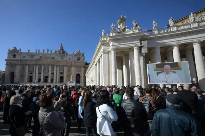 A pápa képe egy vatikáni kivetítőn – Fotó: Tiziana Fabi / AFP