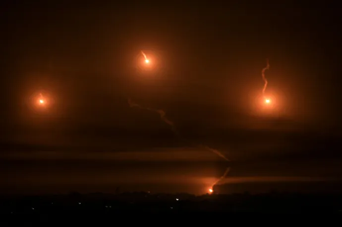Izraelből kilőtt rakéták világítják meg az eget a Gázai övezet déli részén fekvő Han Júnisz felett 2023. december 3-án – Fotó: Said Khatib / AFP