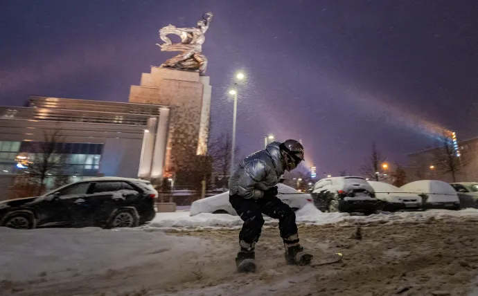 Egy snowboardost húz egy autó Moszkva belvárosában 2023. december 3-án – Fotó: Maxim Shemetov / Reuters
