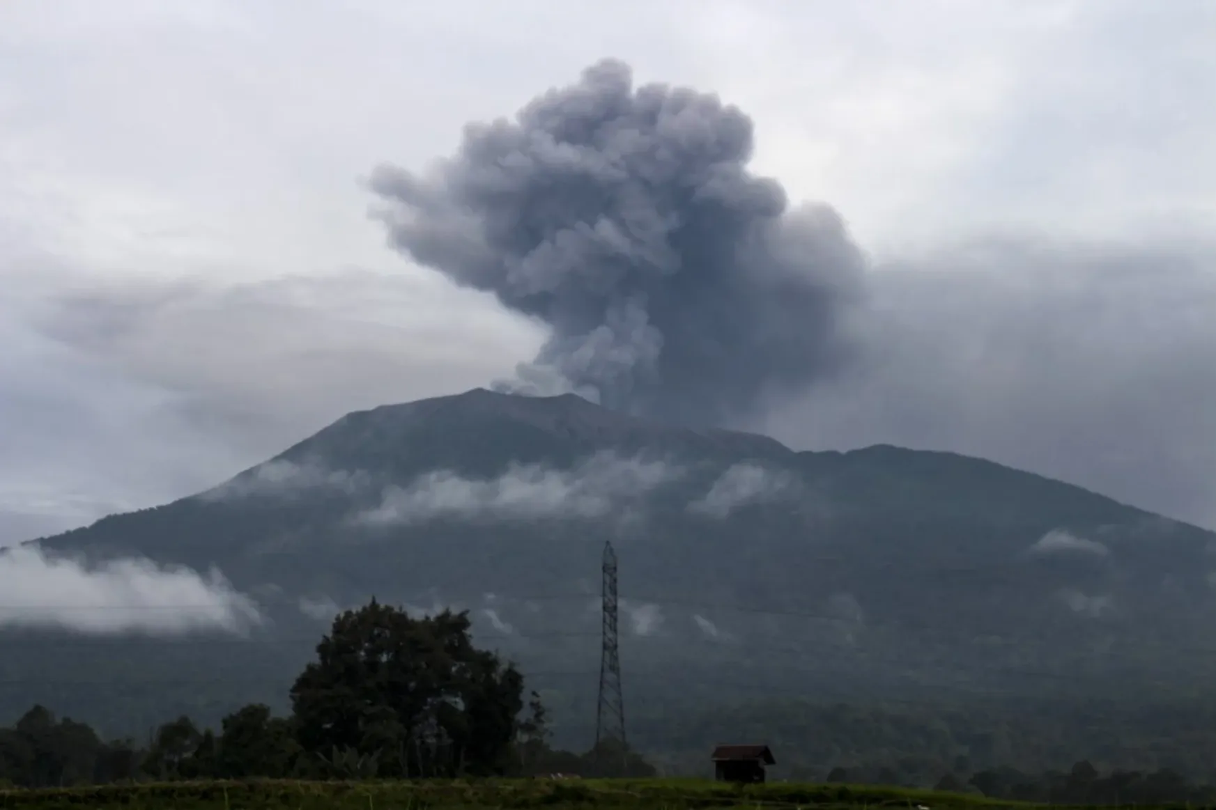 Hatvan turista volt az indonéz vulkánon, amikor elkapta őket a 100 km/órával száguldó izzó áradat