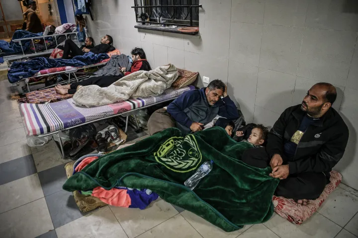 Az izraeli támadások miatt lakóhelyüket elhagyni kényszerült palesztinok az al-Nasszer kórházban 2023. december 3-án – Fotó: Abed Zagout / Anadolu / Getty Images 