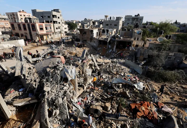 Helyiek kutatnak a rafahi lakóház romjai között 2023. december 4-én – Fotó: Mohammed Salem / Reuters