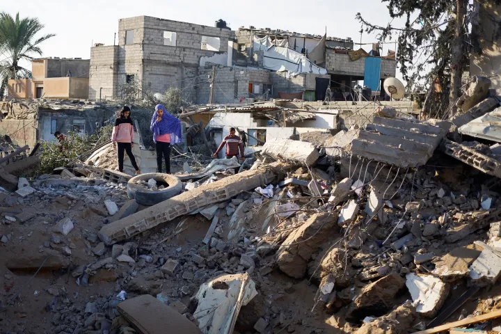 Helyiek kutatnak a rafahi lakóház romjai között 2023. december 4-én – Fotó: Mohammed Salem / Reuters