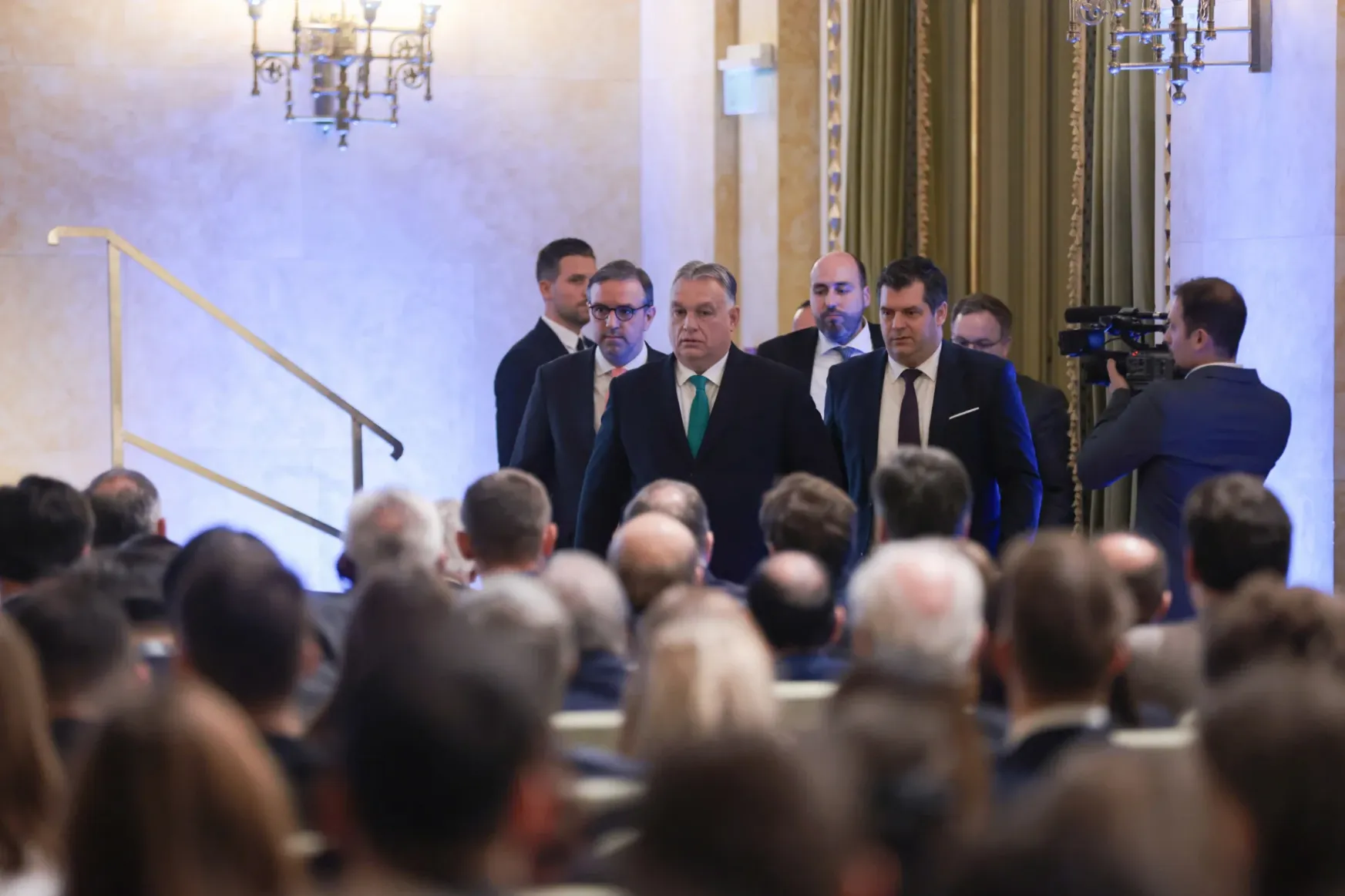 Orbán elárulta, hogy a külpolitika gyeplője nem Szijjártó kezében van
