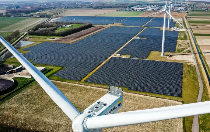 A hollandiai Haringvliet Energyparkban száztizenöt ezer napelem mellett, hat szélturbina és tizenkét konténernyi akkumulátor teljesít szolgálatot – Fotó: Jeffrey Groeneweg / AFP