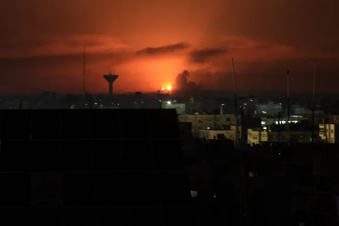Robbanások fénye Hán Júniszban október 4-én éjjel – Fotó: Said Khatib / AFP