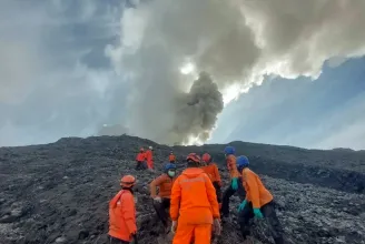 Legalább 23-an meghaltak, miután kitört Indonézia egyik legaktívabb vulkánja