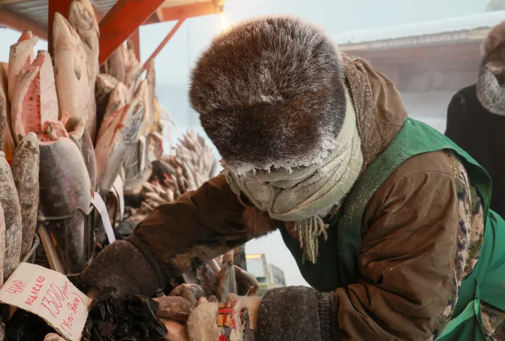 Pillanatkép a jakutszki piacról 2023. december 5-én – Fotó: Roman Kutukov / Reuters