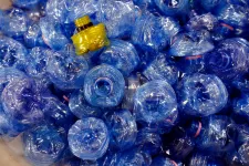 Áprilistól indulhat az eldobható palackok kézi visszaváltási rendszere a kisboltokban
