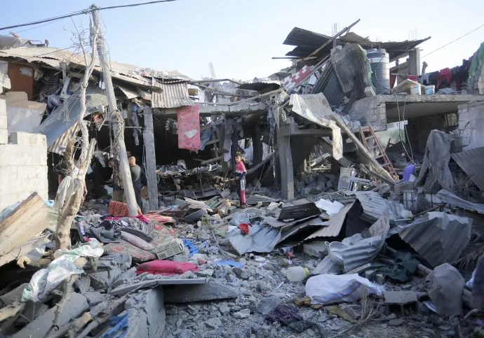 Palesztinok kutatnak a holmijaik után az izraeli támadásokban lerombolt épületek romjai között a gázai Deir al Balahban, 2023. december 04-én – Fotó: Ashraf Amra / Anadolu / AFP