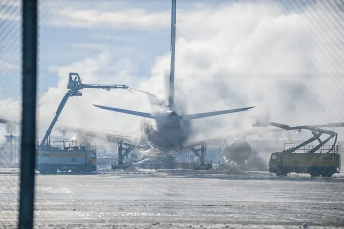 A Müncheni Repülőtér dolgozói egy repülőt olvasztanak ki december 5-én – Fotó: Jason Tschepljakow / DPA / AFP