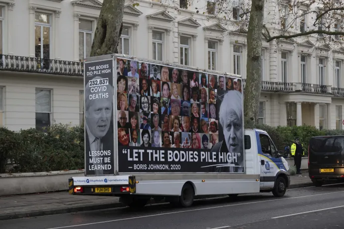 Boris Johnson meghallgatásán bocsánatot kért a Covid-áldozatok családtagjaitól