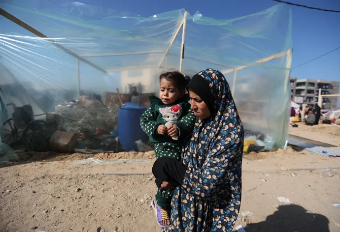 Az otthonaik elhagyására kényszerült palesztinok menekülttábora Rafahban – Fotó: Ibraheem Abu Mustafa / Reuters