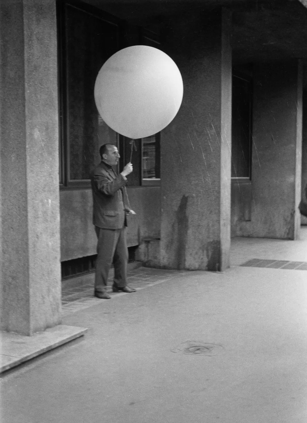 Férfi léggömbbel, 1970 – Budapest, Bajza utca 1., Garzonház – Fotó: Kereki Sándor