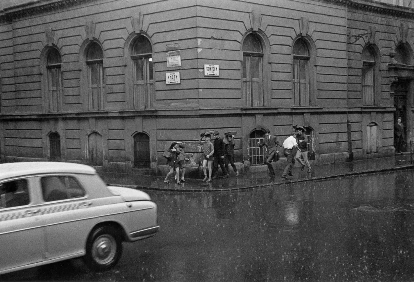 Iskola után, 1972 – Budapest VI., Szinyei Merse Pál utca–Kmety György utca sarok – Fotó: Kereki Sándor