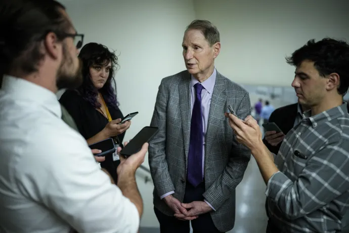 Ron Wyden among reporters - Photograph: Drew Angerer/Getty Images