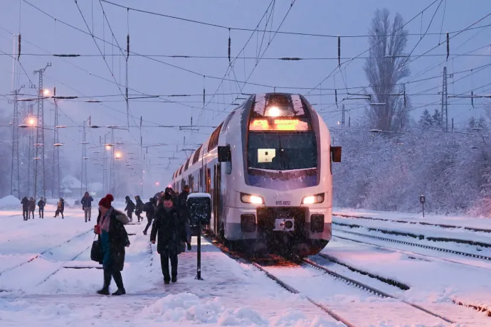 Utasok a behavazott Rákospalota-Újpest vasútállomáson 2023. december 7-én – Fotó: Máthé Zoltán / MTI