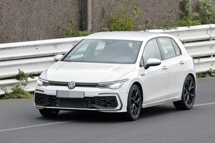A Volkswagen ragaszkodik a Golf névhez, a következő generációba jut benzinmotor is