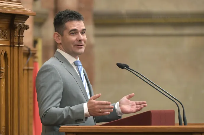 Novák Előd felajánlja éves képviselői fizetését, a pénzből anyaotthont és kismama-szépségversenyt is támogatna