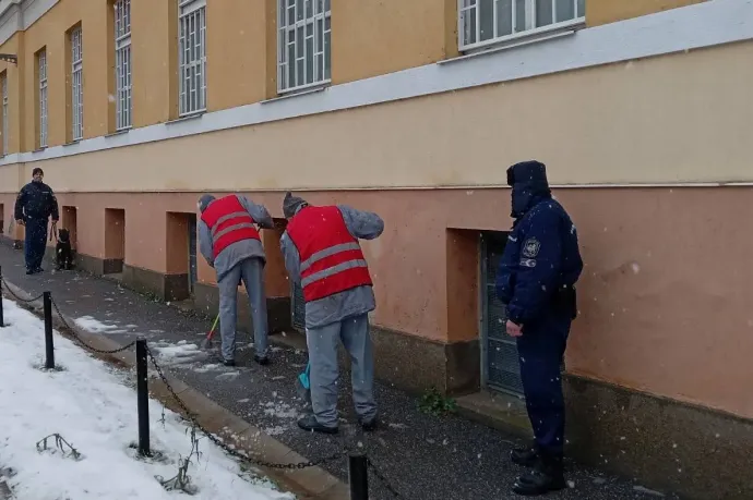 Rabok takarítják a havat – Fotó: BvOP