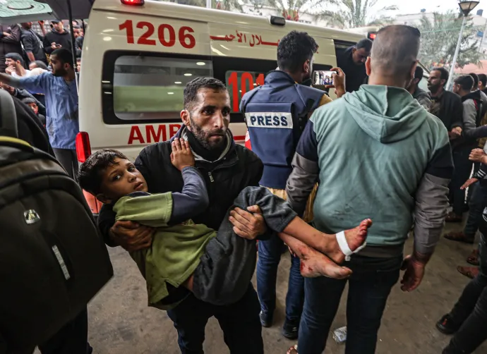 Tömegesen érkeznek a sérültek az Al-Nasser kórházba – Fotó: Mustafa Hassona / Anadolu / Getty Images