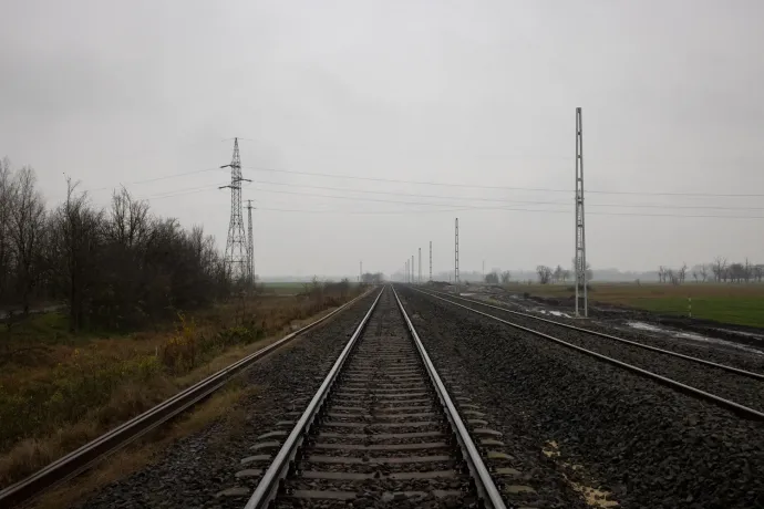 A sínek már a helyükön, a biztosítóberendezés még sehol a Budapest-Belgrád vasútvonal építésén – Fotó: Hevesi-Szabó Lujza / Telex