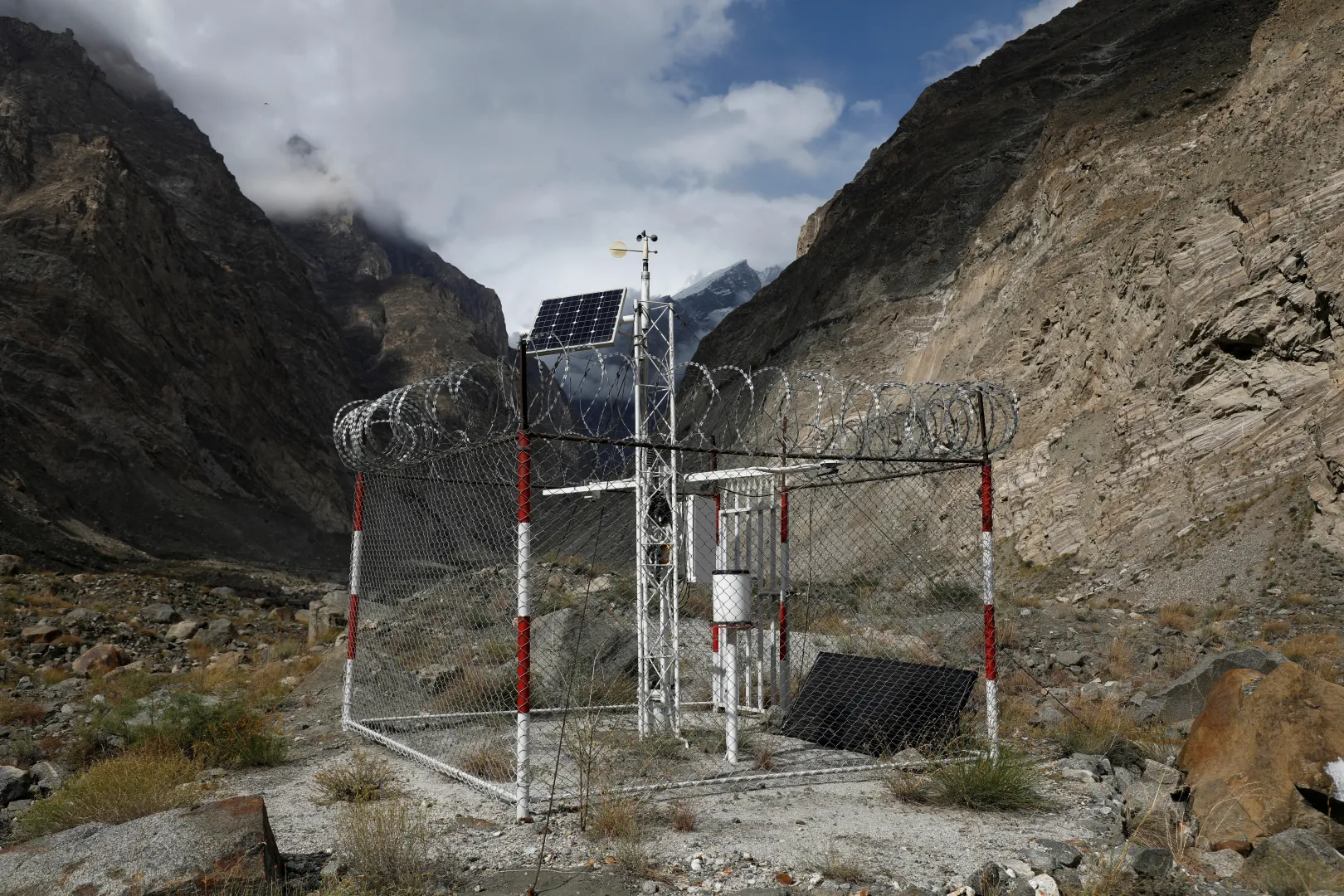 Egy automata meteorológiai állomás figyeli a Shisper-gleccsert – Fotó: Akhtar Soomro / Reuters