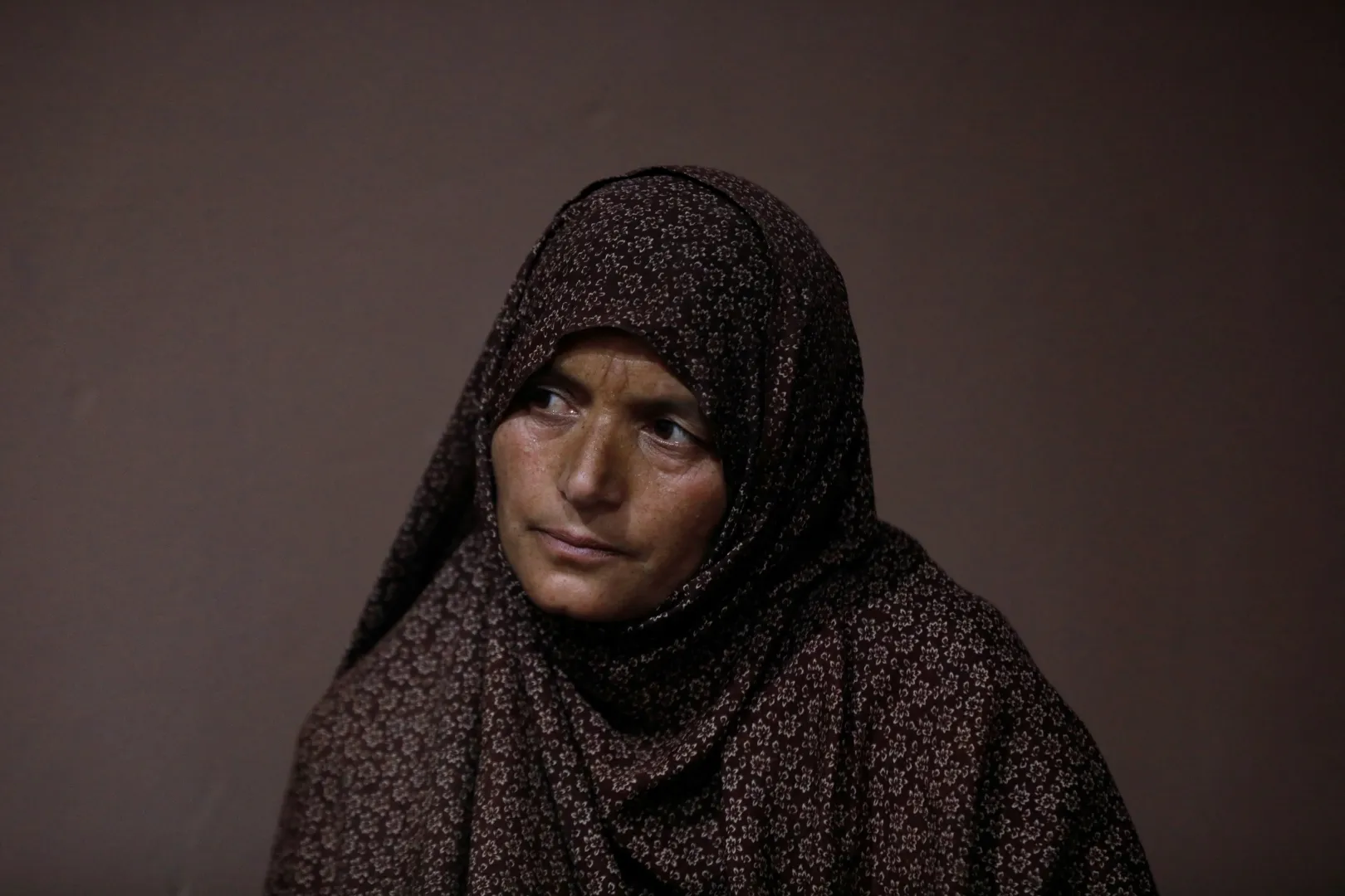 A 40 éves Zahra Ramzan tizenegy éves fiát, Ali Mohammadot elsodorta a villámárvíz Chalt faluban – Fotó: Akhtar Soomro / Reuters