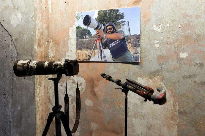 Egy kép Issam Abdallah Reuters-újságíróról és a felszerelése, ami nála volt, amikor a Reuters nyomozása szerint egy izraeli tank eltalálta – Fotó: Emilie Madi / Reuters