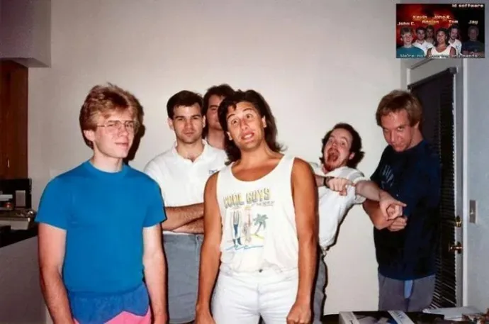 A kezdeti id-csapat: John Carmack, Kevin Cloud, a háttérben Adrian Carmack, John Romero, Tom Hall és Jay Wilbur – Fotó: romero.com