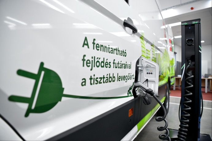 Jövőre akár 4 millió forint támogatást is igényelhetnek elektromos autó vásárláshoz a hazai cégek